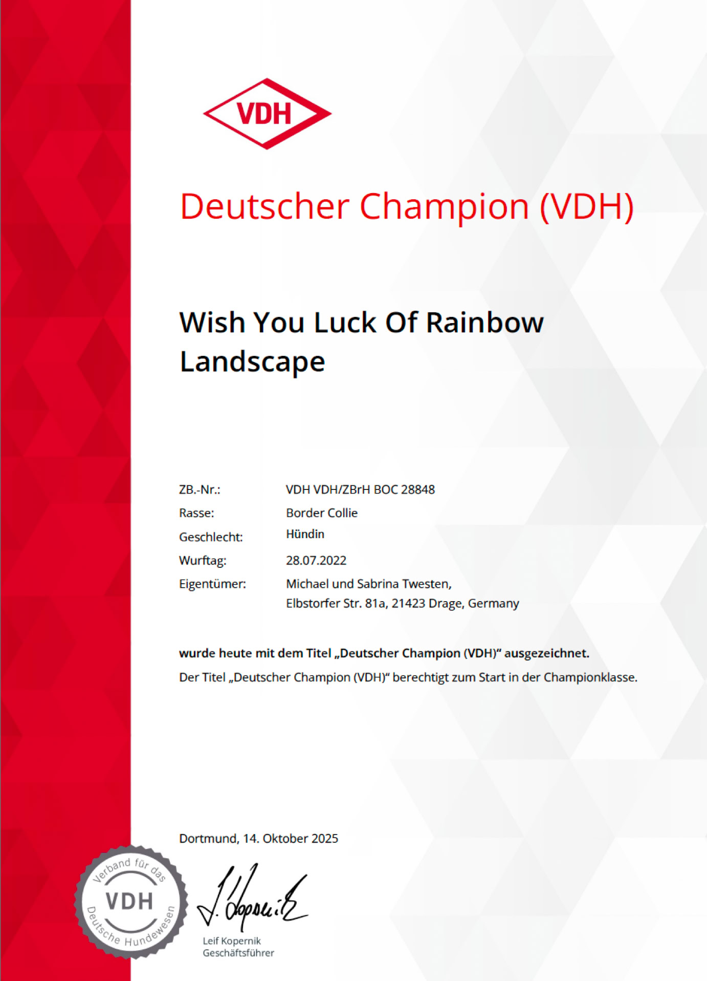 Zertifikat mit rotem Rand und VDH-Logo, Text in Schwarz und Rot, mit Angaben zu einem Deutschen Champion-Titel für einen Hund namens "Wish You Luck Of Rainbow Landscape", ausgestellt im Oktober 2023.