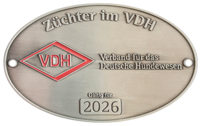 Ovales Schild mit der Aufschrift "Züchter im VDH", rotem VDH-Logo, Text "Verband für das Deutsche Hundewesen" und Jahreszahl "2025".