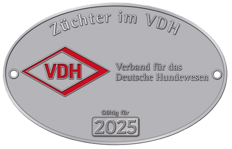 VDH  Züchter Plakette 2025 Ovales Schild mit der Aufschrift "Züchter im VDH", rotem VDH-Logo, Text "Verband für das Deutsche Hundewesen" und Jahreszahl "2025".